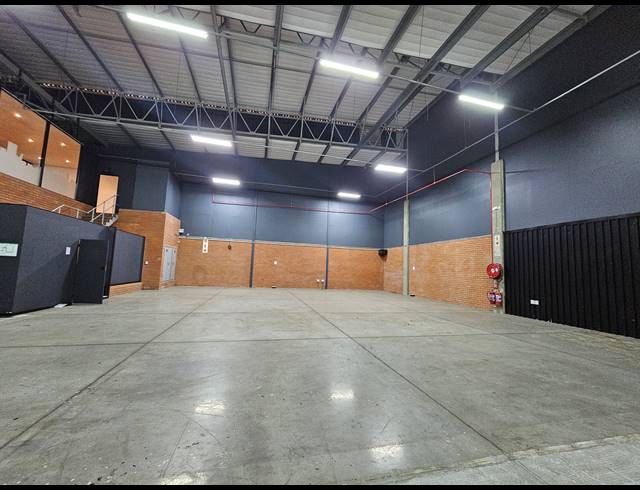 530M² WAREHOUSE TO LET IN LONGLAKE